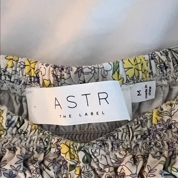 Astr The Label Floral Smocked Blouse with Puff Sleeves - Picture 2 of 4